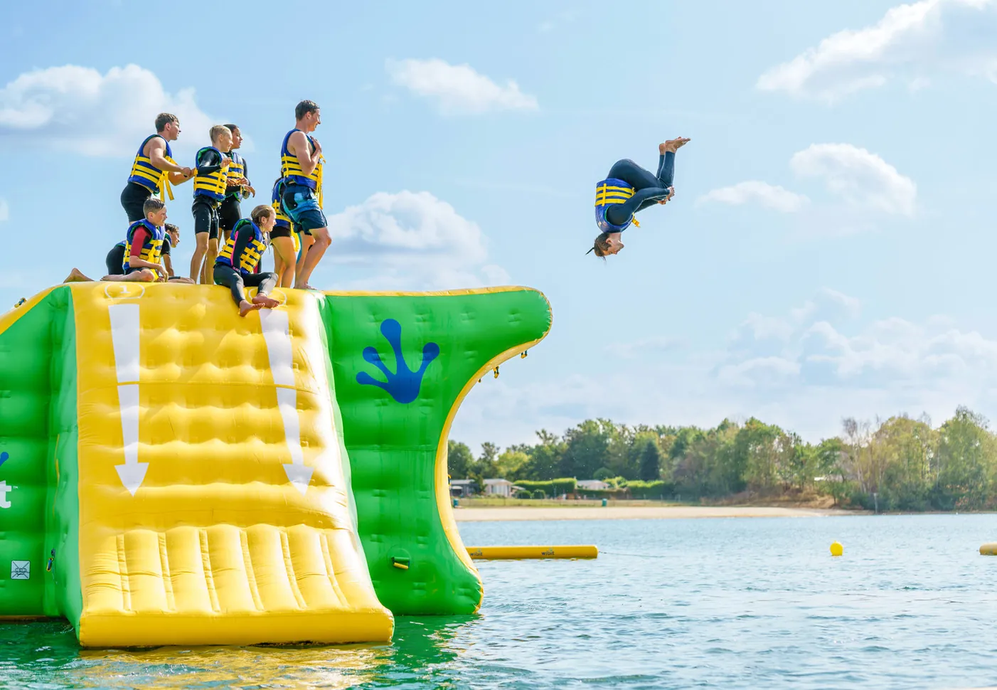 Enfants et adultes sur les structures gonflables